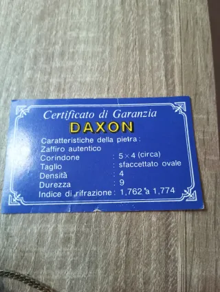 Gargantilla dorada chapado en oro con piedra negra