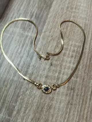 Gargantilla dorada chapado en oro con piedra negra