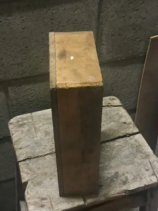 Antico contenitore in legno