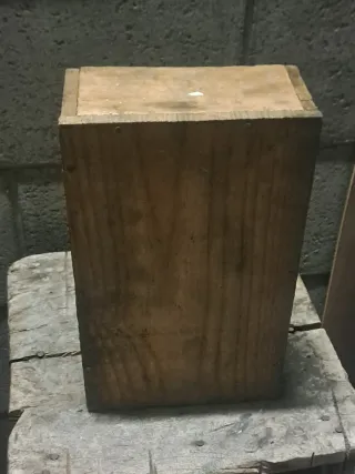 Antico contenitore in legno