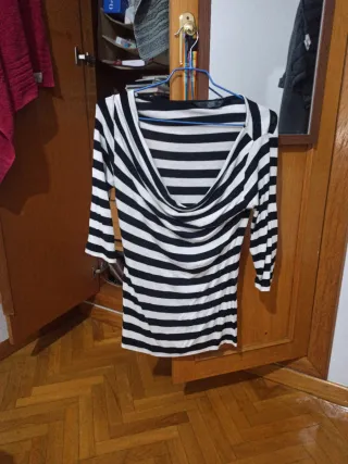Blusa de rayas blanca y negra