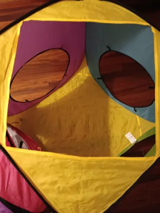 Parque de juegos infantil con túnel y casita