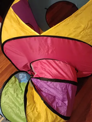 Parque de juegos infantil con túnel y casita