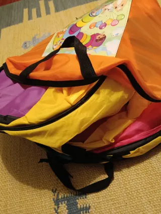 Parque de juegos infantil con túnel y casita