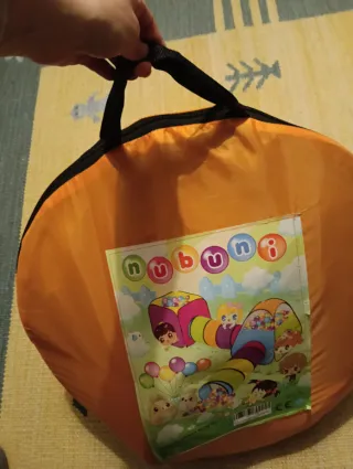 Parque de juegos infantil con túnel y casita