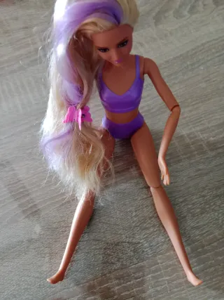 Muñeca Barbie pelo rubio y morado