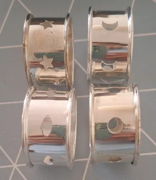 Servilleteros de metal plateado