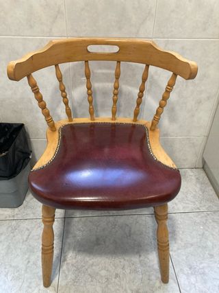 Silla antigua de madera y cuero