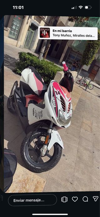 Yamaha Aerox Blanca y Rosa 49cc