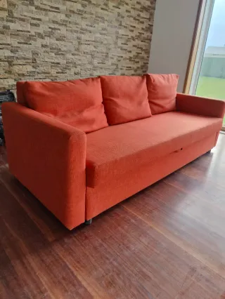 Sofá cama naranja o rojo de tela