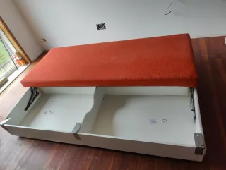 Sofá cama naranja o rojo de tela