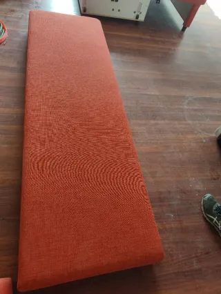 Sofá cama naranja o rojo de tela