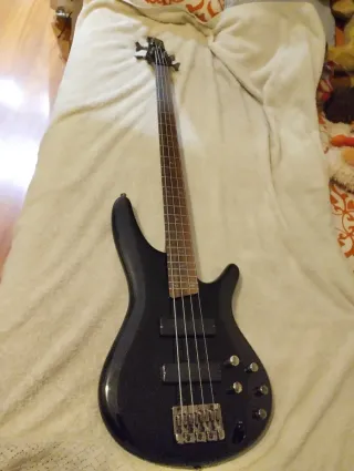 Bajo Ibanez SR 520