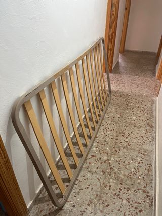 Cama individual de madera y tela