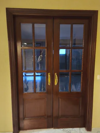 Puertas de madera y de madera y cristal