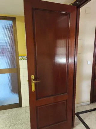 Puertas de madera y de madera y cristal