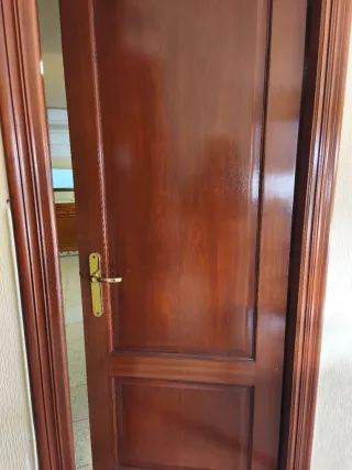 Puertas de madera y de madera y cristal