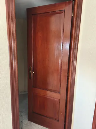 Puertas de madera y de madera y cristal