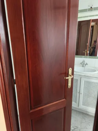 Puertas de madera y de madera y cristal