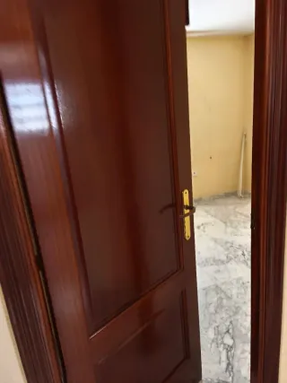 Puertas de madera y de madera y cristal