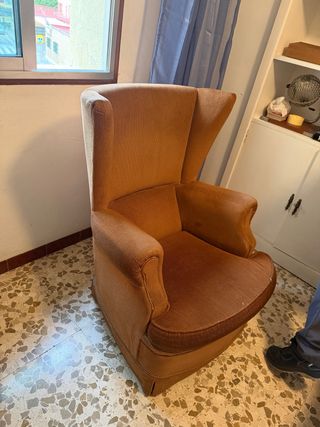 Sillón orejero vintage color caramelo