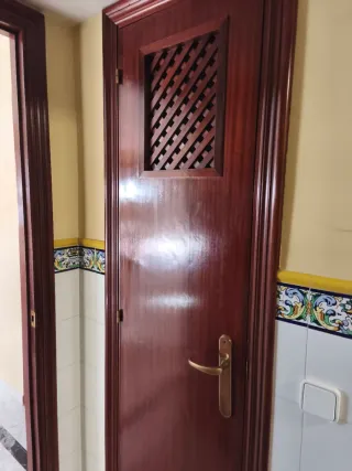 Puerta de armario de madera oscura para alacena