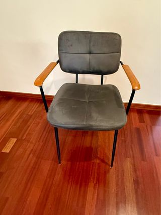 Silla design con reposabrazos en acero y madera