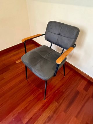 Silla design con reposabrazos en acero y madera