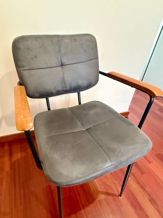 Silla design con reposabrazos en acero y madera