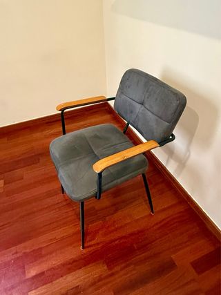 Silla design con reposabrazos en acero y madera