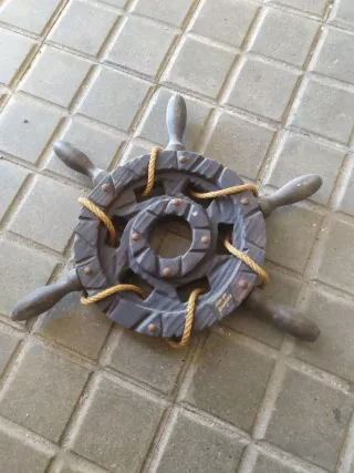 Timón de barco antiguo decorativo