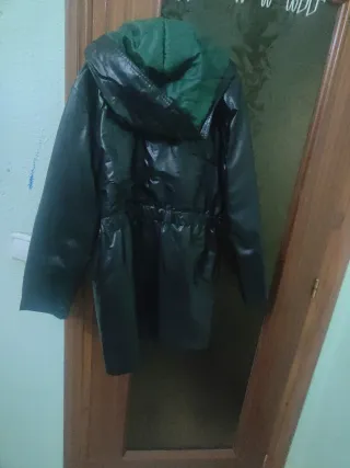 Chaqueta chubasquero negra y verde
