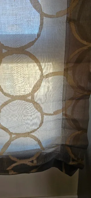 Estores enrollables con círculos dorados