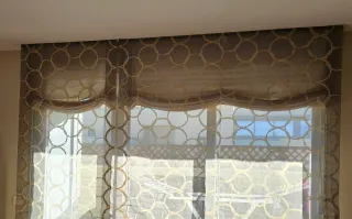 Estores enrollables con círculos dorados