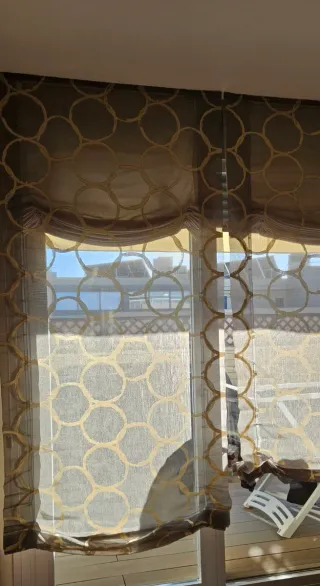 Estores enrollables con círculos dorados