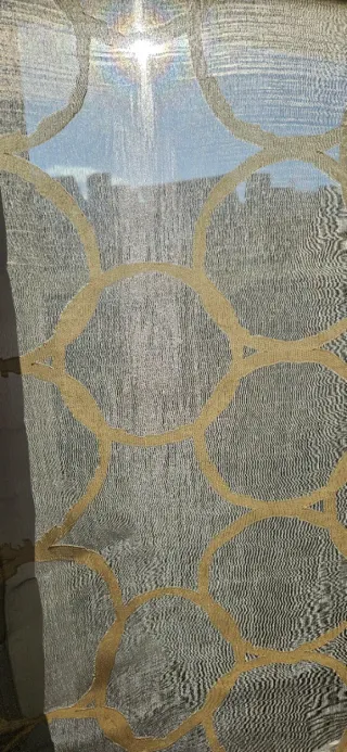 Estores enrollables con círculos dorados