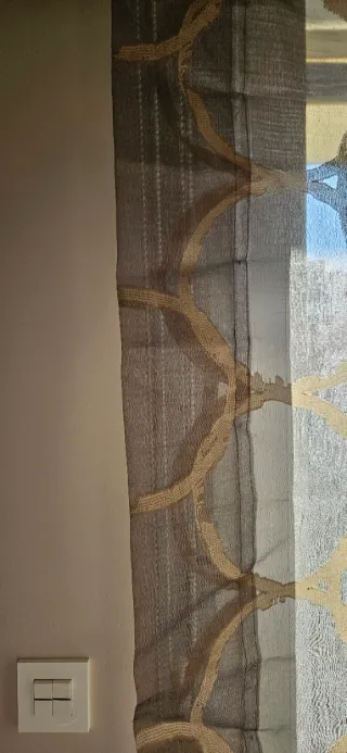 Estores enrollables con círculos dorados