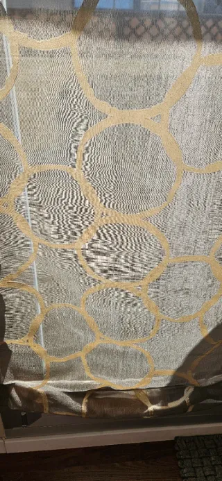 Estores enrollables con círculos dorados