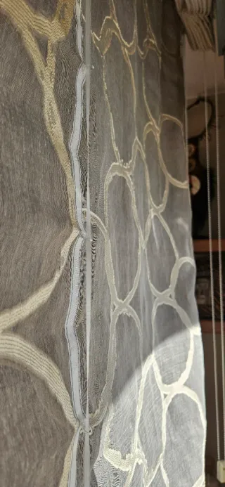 Estores enrollables con círculos dorados