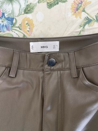 Pantalón largo efecto piel verde oliva