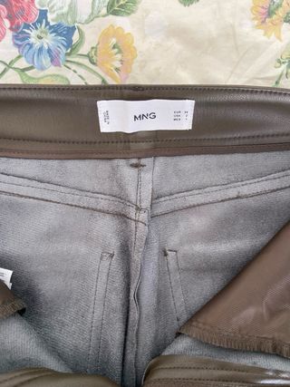 Pantalón largo efecto piel verde oliva