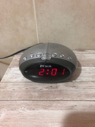 Radio Reloj DVTECH Plata y Negro