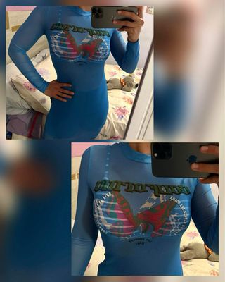 Vestido ajustado transparente azul.