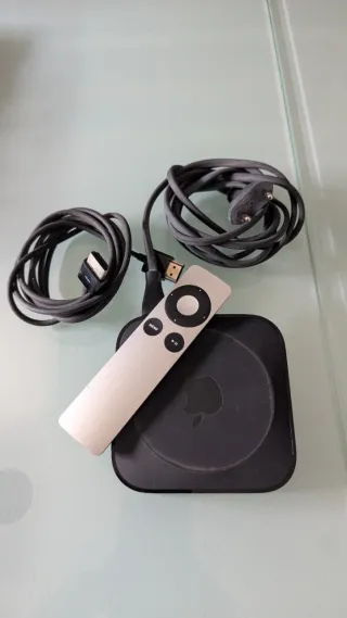 Apple TV con cables y mando