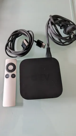Apple TV con cables y mando
