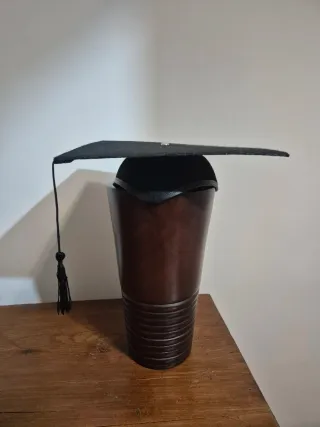 Birrete de graduación negro