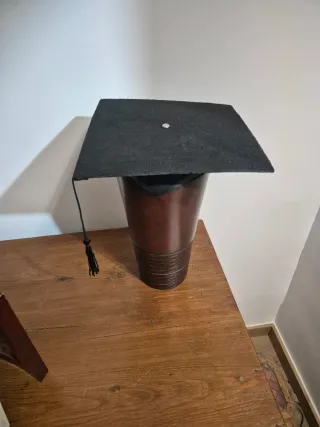 Birrete de graduación negro