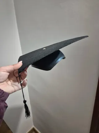 Birrete de graduación negro