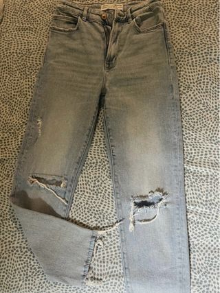 Pantalón vaquero roto