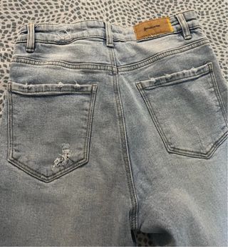 Pantalón vaquero roto